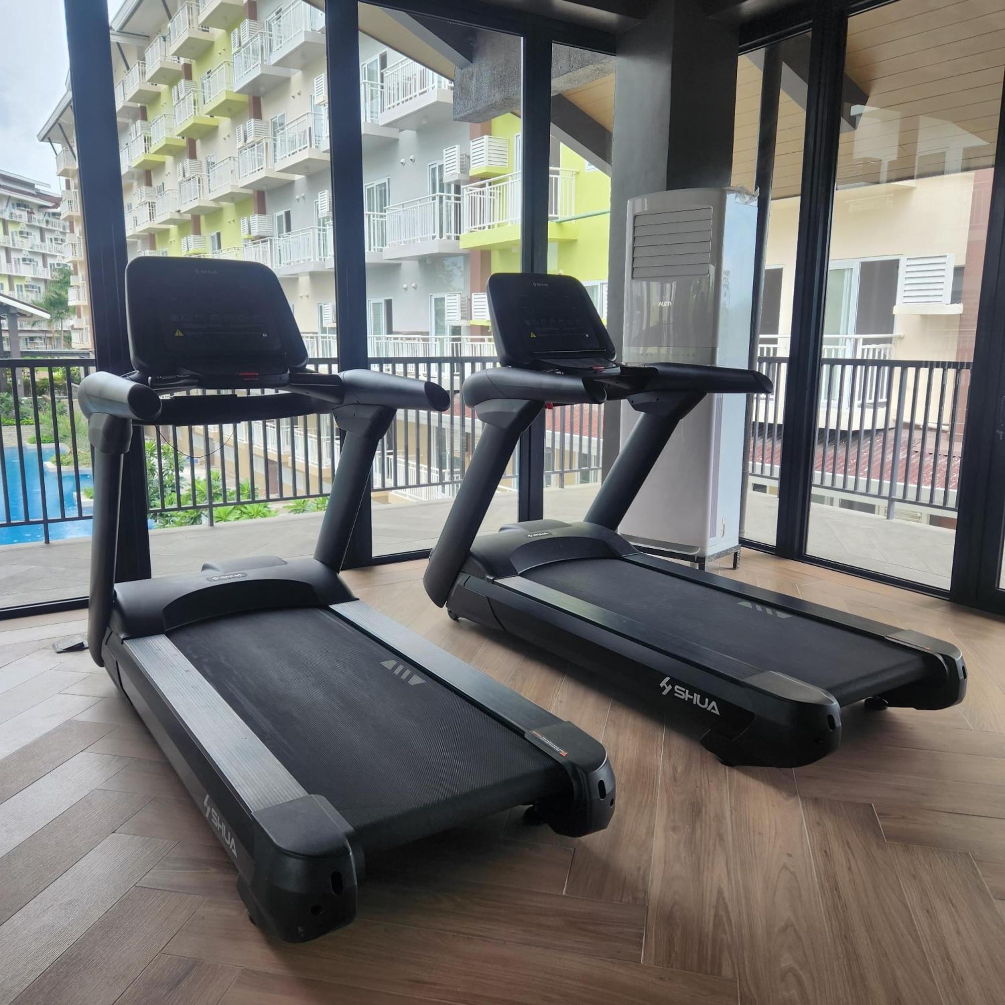 Condo Azur Suites A326 Amani Resorts Residences , 5 Minutes Airport, Netflix, Stylish, Cozy With Luxurious Swimming Pool マクタン エクステリア 写真